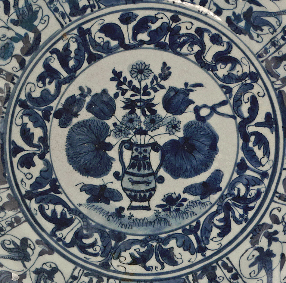 Late Ming Kraak Charger, c1635-50, Rinaldi, Border IX, with 'Dutch Flowers' 